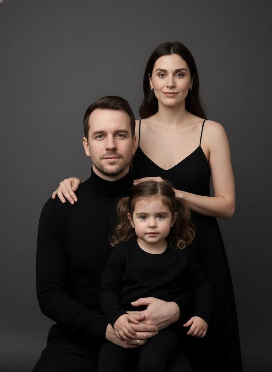 ИИ-фотосессия по фото: студийный семейный портрет мужчины, женщины и маленького ребенка в черной одежде на сером фоне.