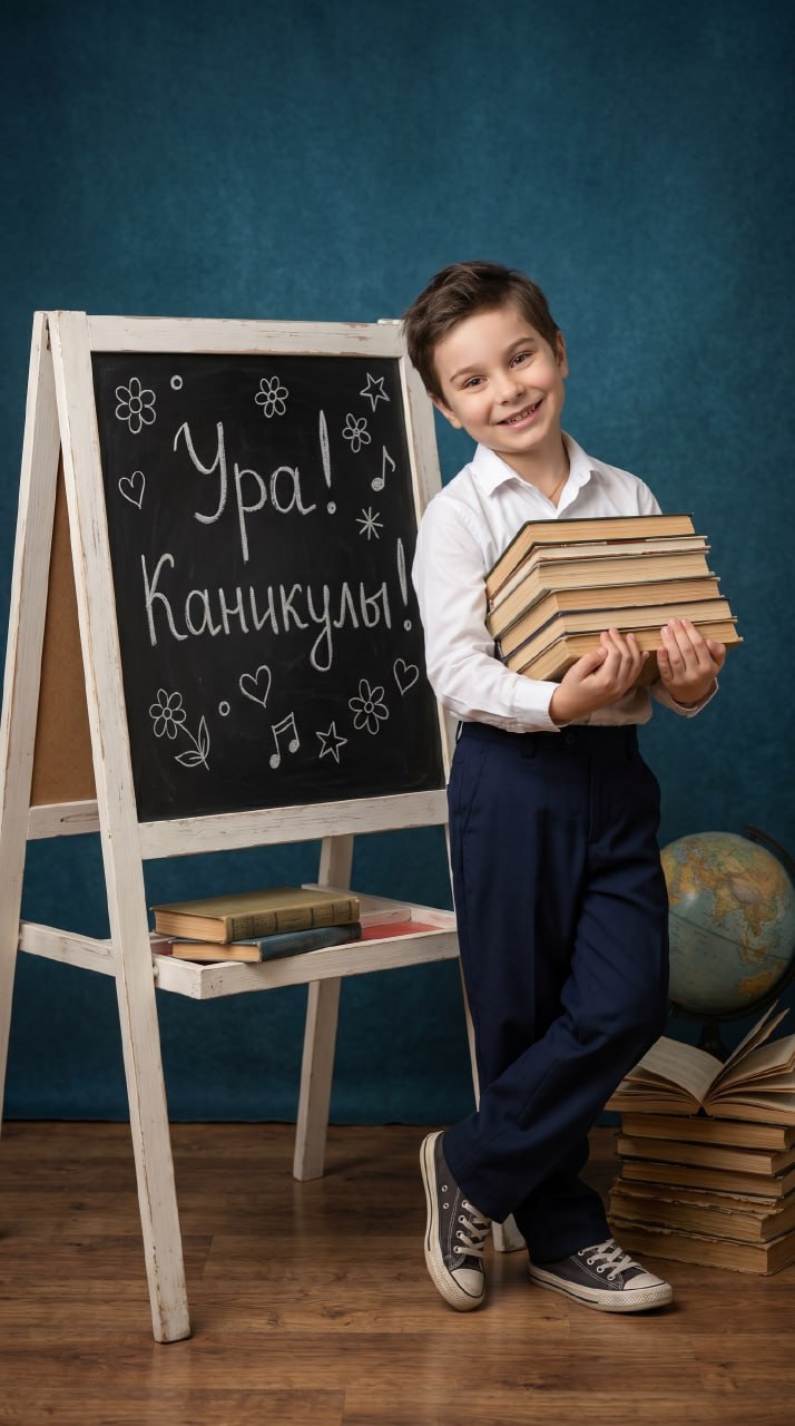 ИИ-фотосессия по фото: мальчик в школьной форме с учебниками в руках стоит у меловой доски с надписью Ура Каникулы