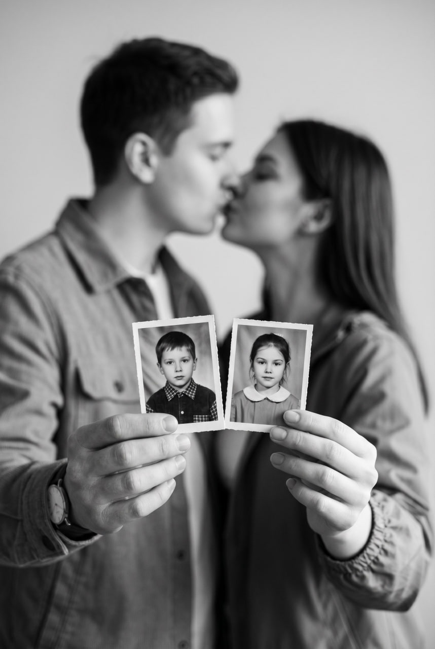 ИИ-фотосессия по фото: черно-белый кадр с целующейся парой, держащей перед камерой свои детские снимки.
