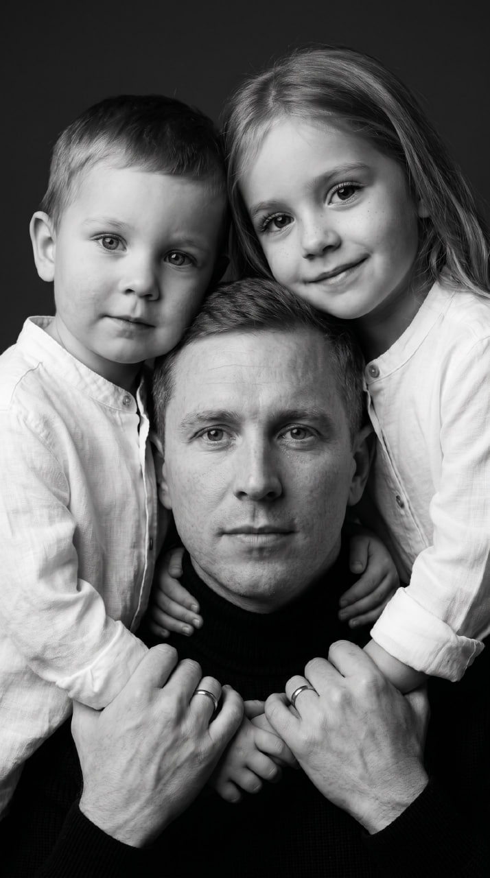 ИИ-фотосессия по фото: черно-белый студийный портрет отца с сыном и дочерью крупным планом.
