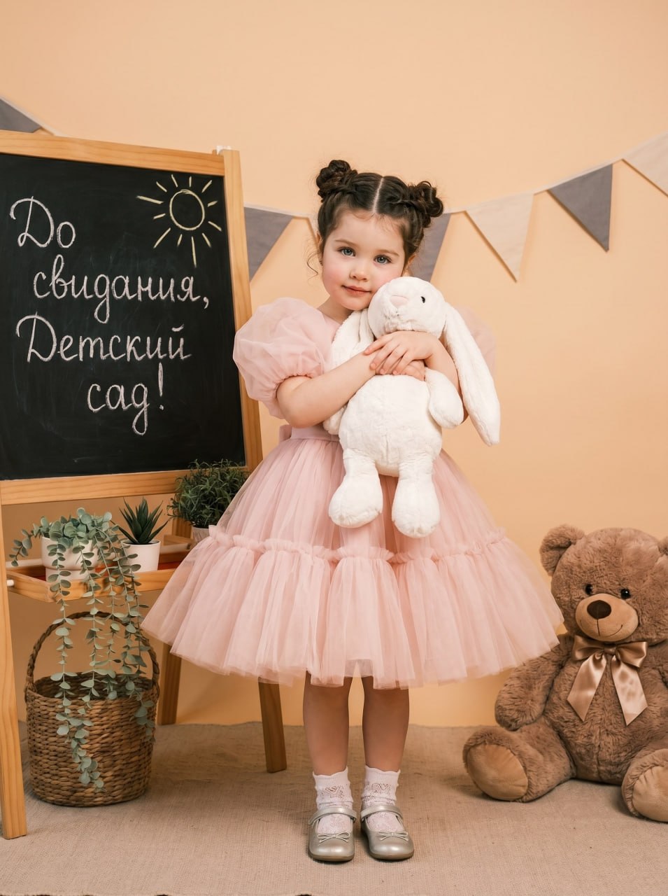 ИИ-фотосессия по фото: девочка в розовом платье с плюшевым зайцем у доски «До свидания, Детский сад!»