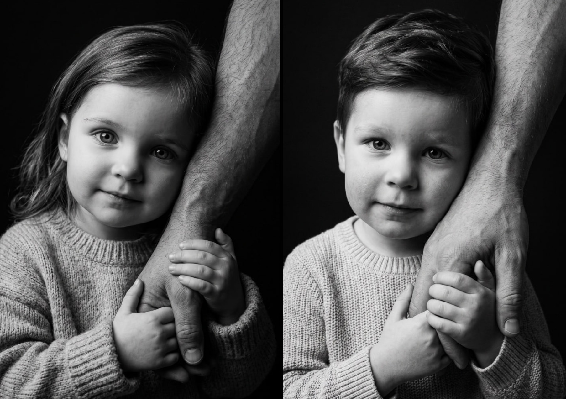 ИИ-фотосессия по фото: черно-белый студийный портрет ребенка в вязаном свитере, который держится за большую руку отца на черном фоне.