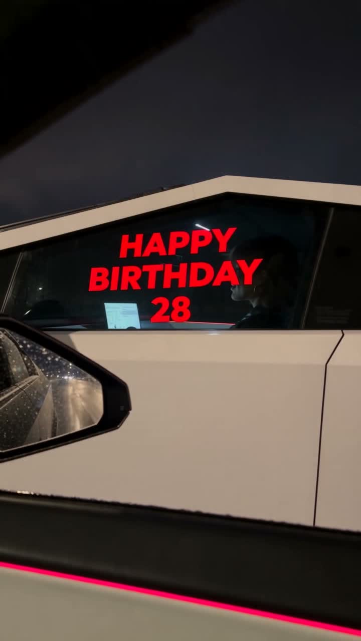 Tesla с поздравлением HAPPY BIRTHDAY и возрастом на боковом стекле
